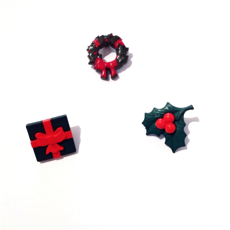 Green & Red Christmas Buttons-Christmas Holly & Christmas Present & Christmas Wreath-25mm