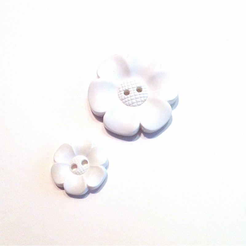 White Flower Button-22 mm & 38 mm