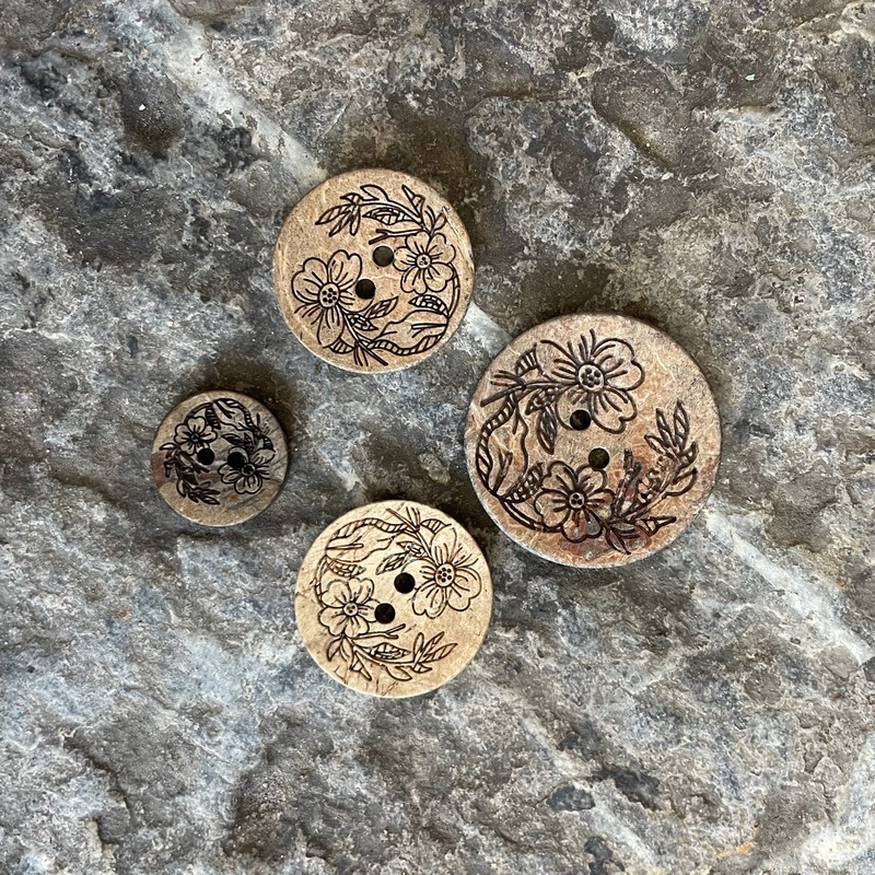 Laser Print Flower Design Coconut Shell Button