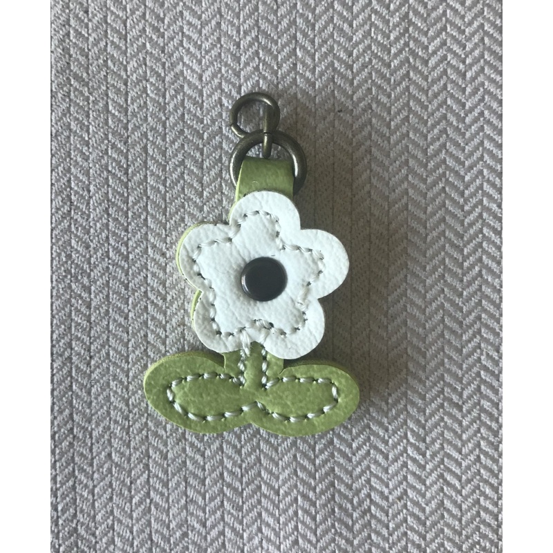 Zip Pull White Flower
