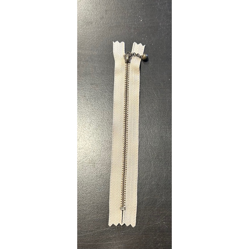 5 1/2 Beige Zipper