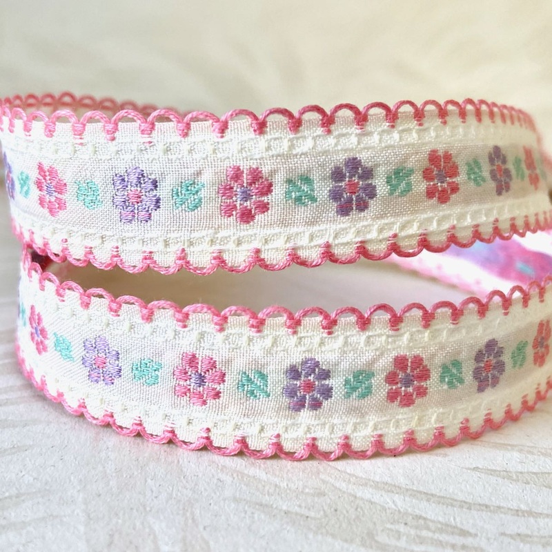 Daisy Jacquard with Scalloped Edge