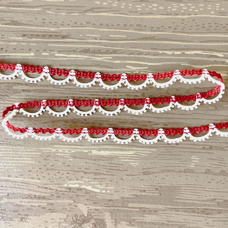 Scalloped Picot Loop Braid Red and White