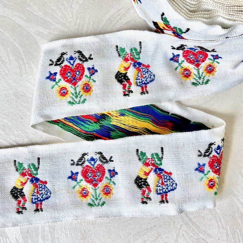 Garden Kiss Jacquard-Multicolor on White